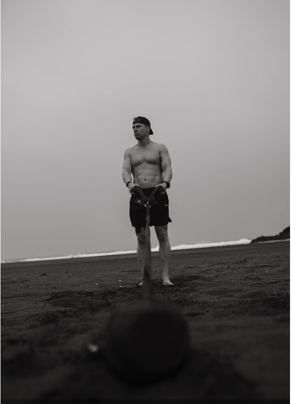 Styrketrening med kettlebell på stranden
